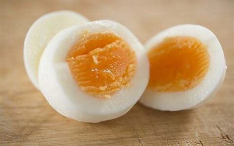 醋泡熟鸡蛋的功效与作用是什么?(醋泡熟鸡蛋的功效与作用及食用方法)